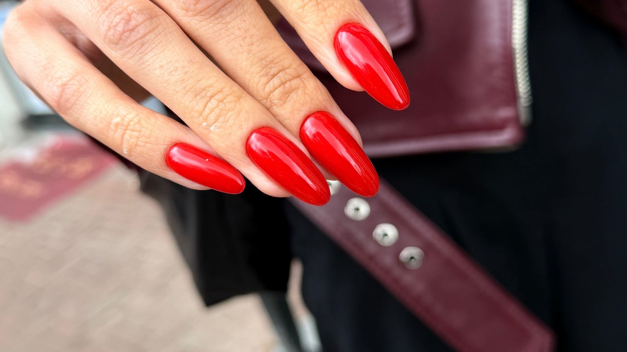 Lange amandelvormige nagels in felrode gellak