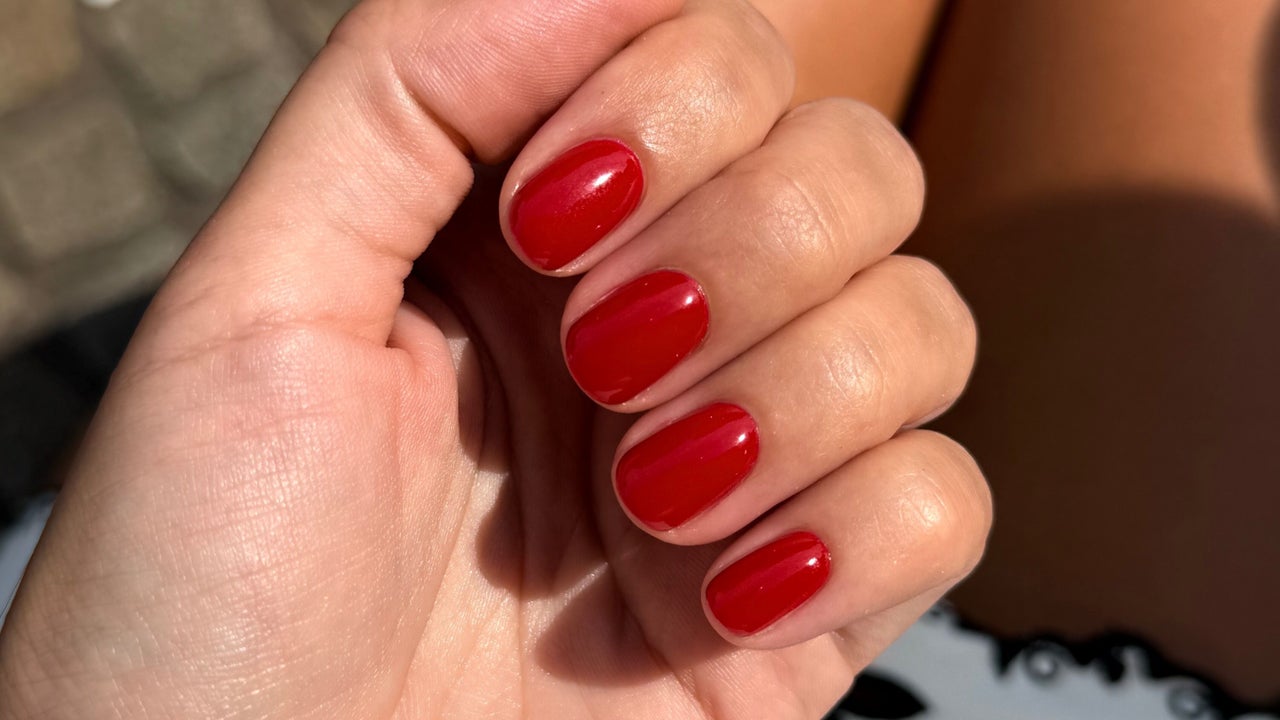 Korte ronde nagels in rode gellak